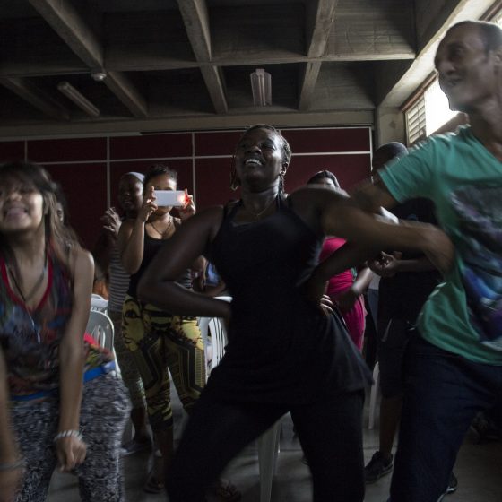 Fotografía de personas bailando en la Obra Instrumentos Expandidos